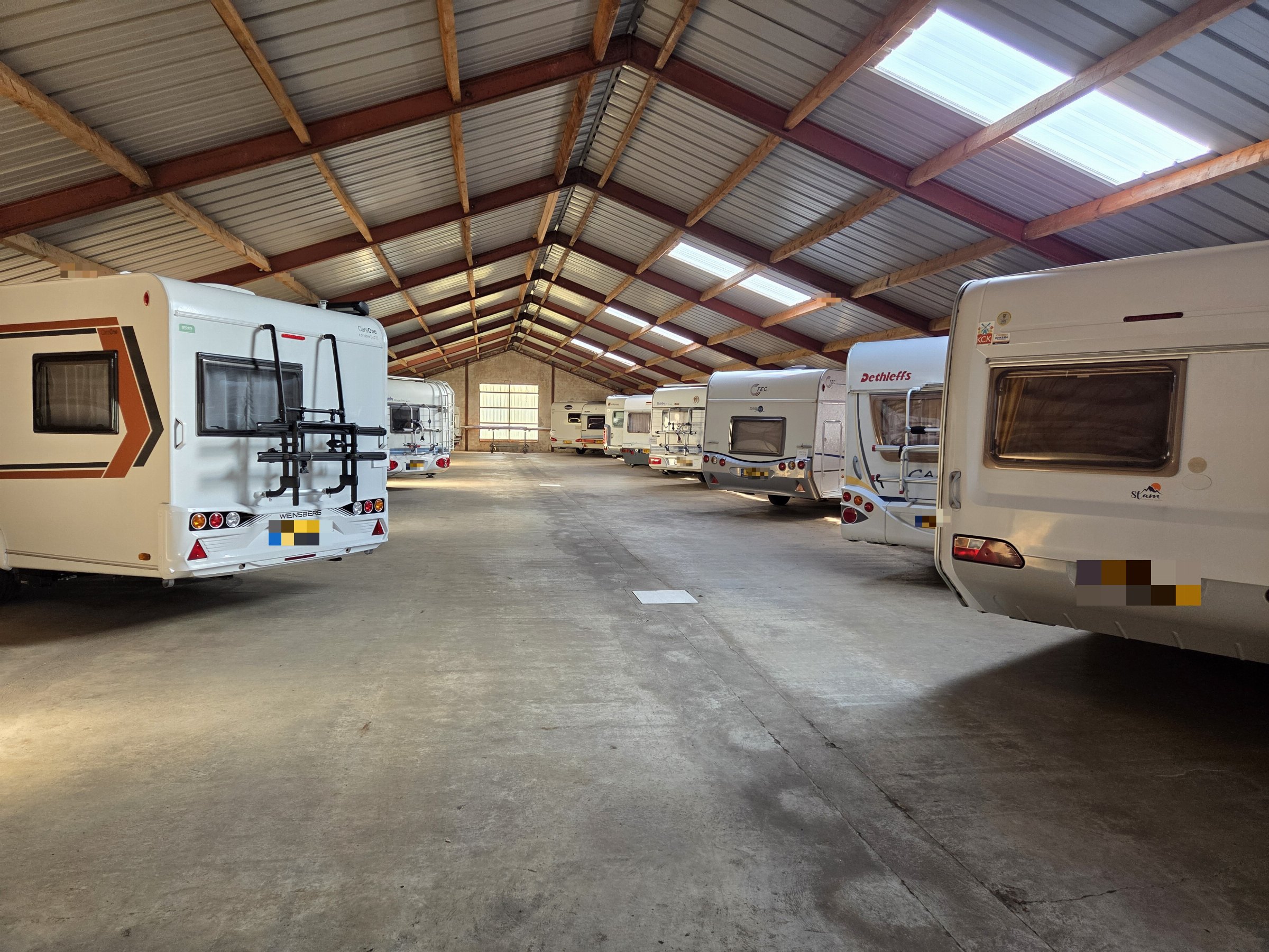 Caravans overdekt gestald in de loods